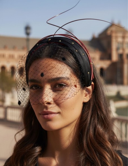 Diadema para invitada negra cruzada con rejilla y detalles en color fresa