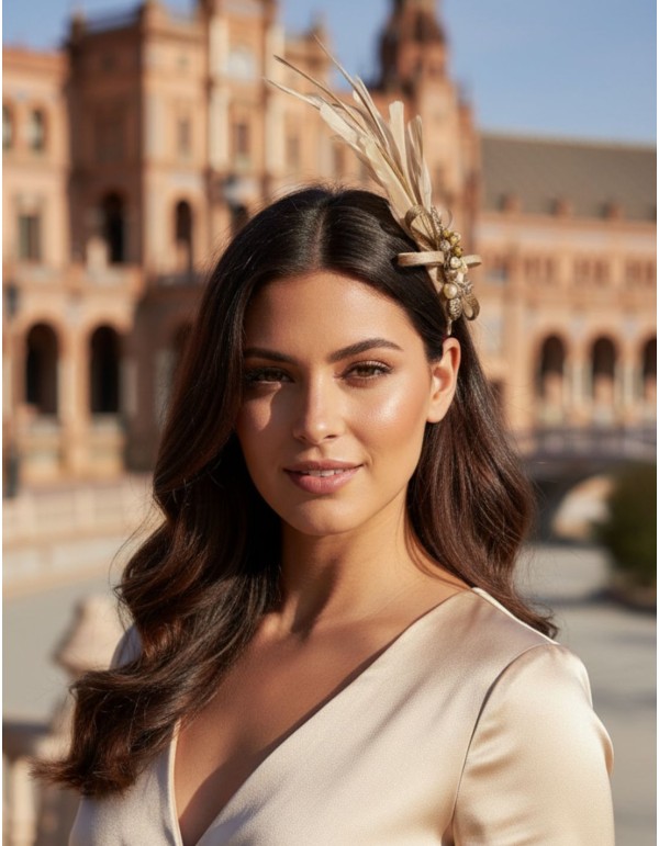 Tocado para invitada con plumas y pedrería en tonos beige