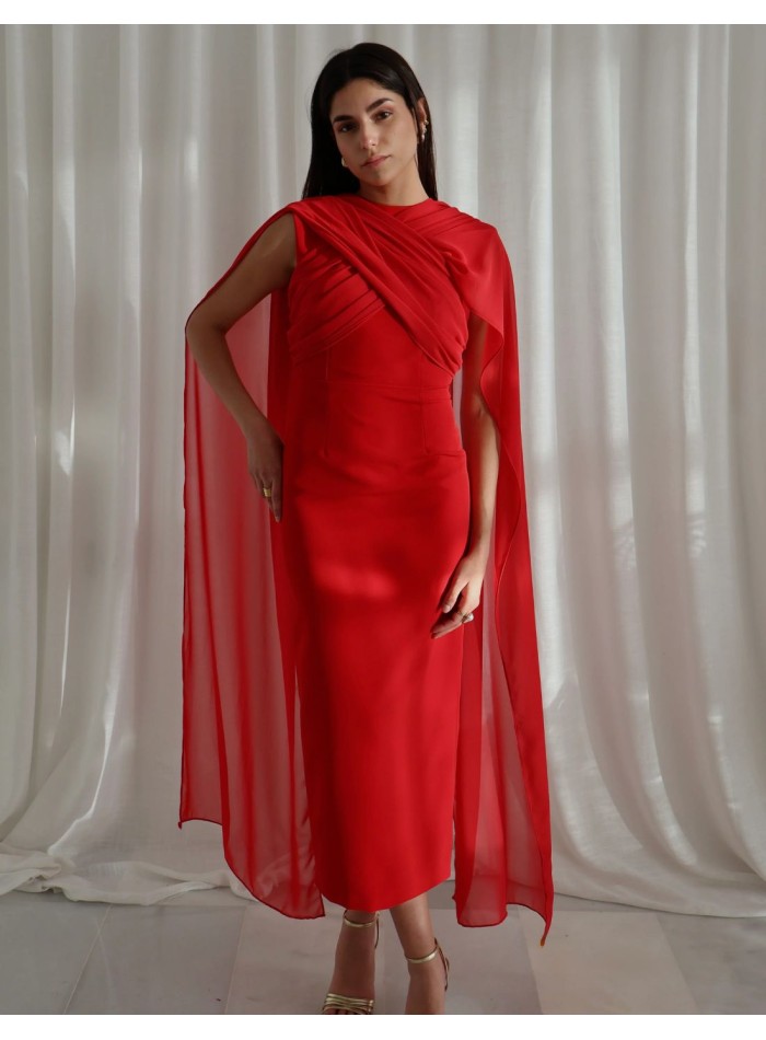 Vestido midi en color rojo para invitada confeccionado en crepé y detalle en gasa cruzada