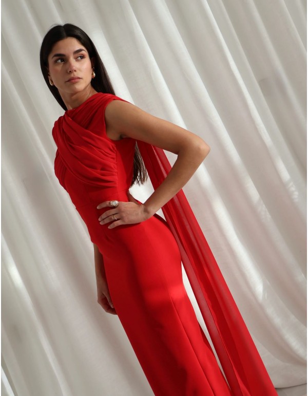 Vestido midi en color rojo para invitada confeccionado en crepé y detalle en gasa cruzada 2