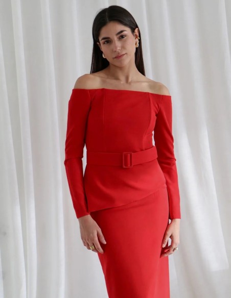 Conjunto de invitada con top de escote bardot y falda midi color rojo