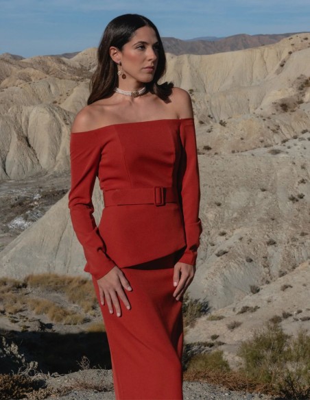 Conjunto de invitada con top de escote bardot y falda midi color rojo para boda