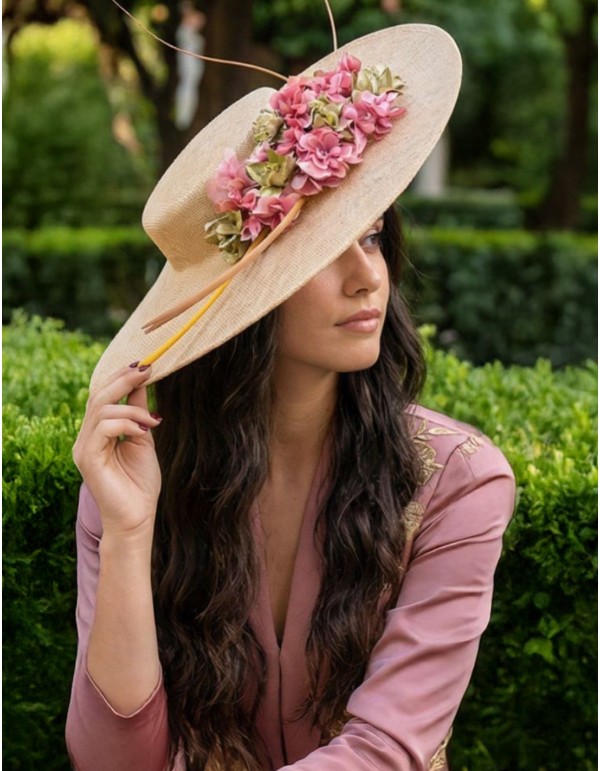Pink and green raffia pamela for guest with flower details