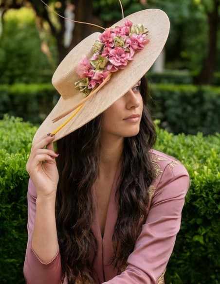 Pamela en raphia rose et vert pour l'invité avec détails floraux
