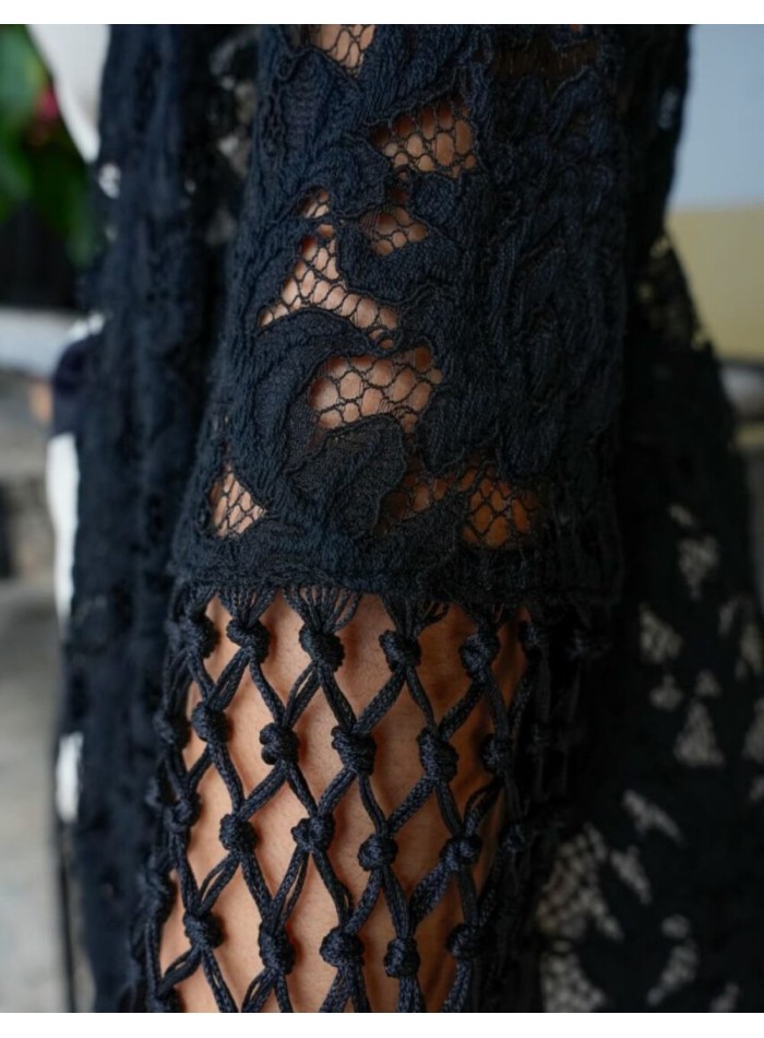 Kimono de encaje en color negro para invitada