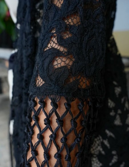 Kimono en dentelle noire avec fleurs et franges