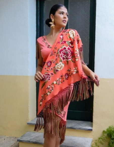 Mantón de flamenca en color coral bordado con flecos