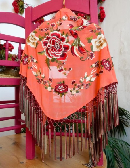 Mantoncillo en color coral bordado multicolor con flecos