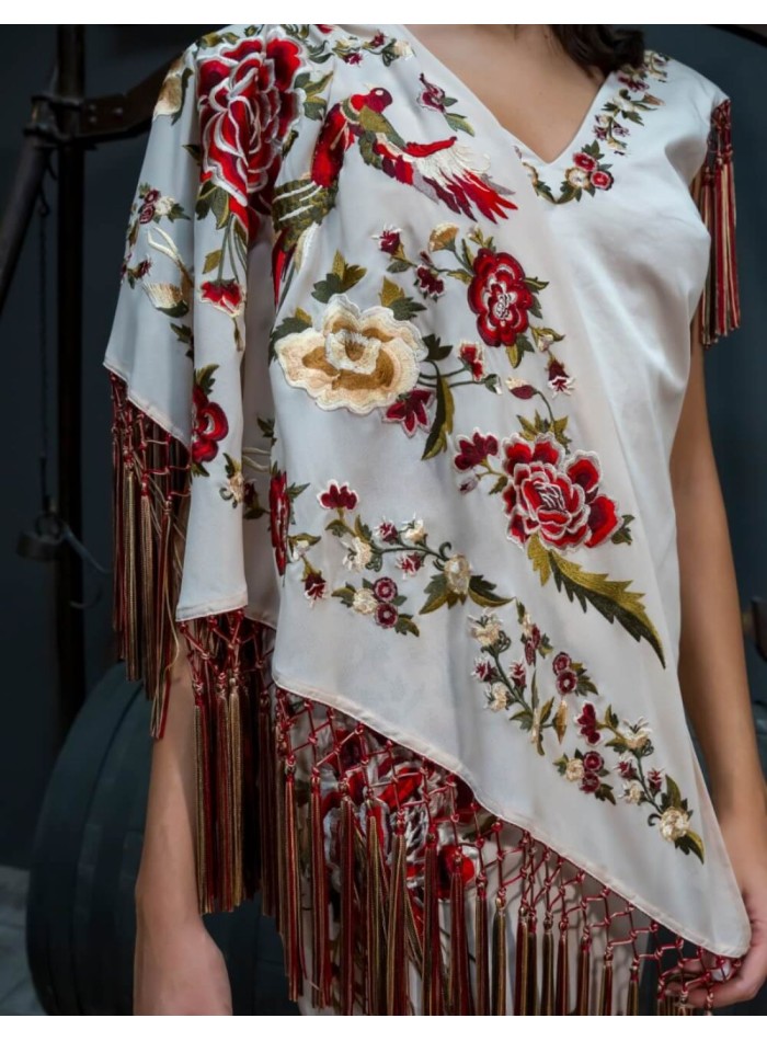 Ecru shawl embroidered with bangs