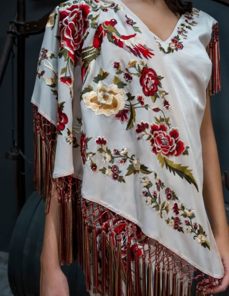 Ecru shawl embroidered with bangs