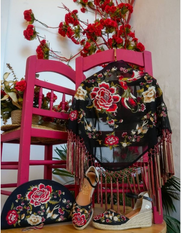 Mantoncillo en color negro bordado con flecos 2