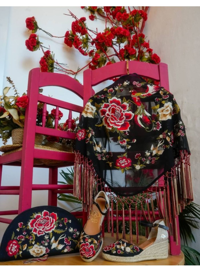 Little shawl in black color embroidered with bangs