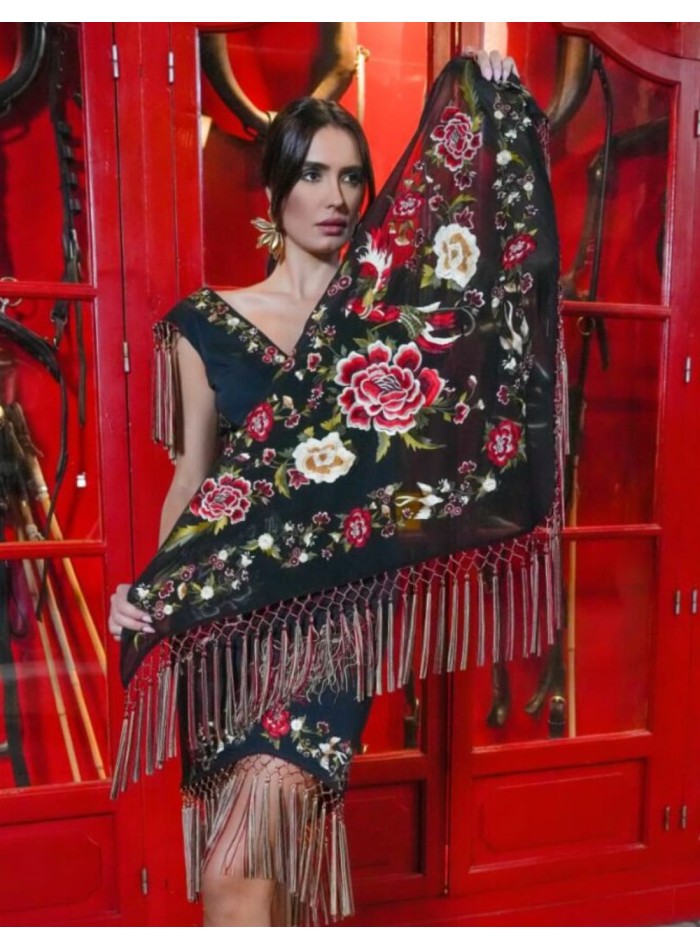 Mantoncillo en color negro bordado con flecos