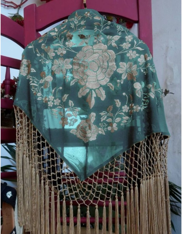 Mantón de flamenca verde con flores bordadas y flecos dorados