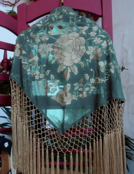 Mantón de flamenca verde con flores bordadas y flecos dorados