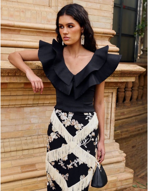 Top noir à double volant décolleté en V pour l'invitée