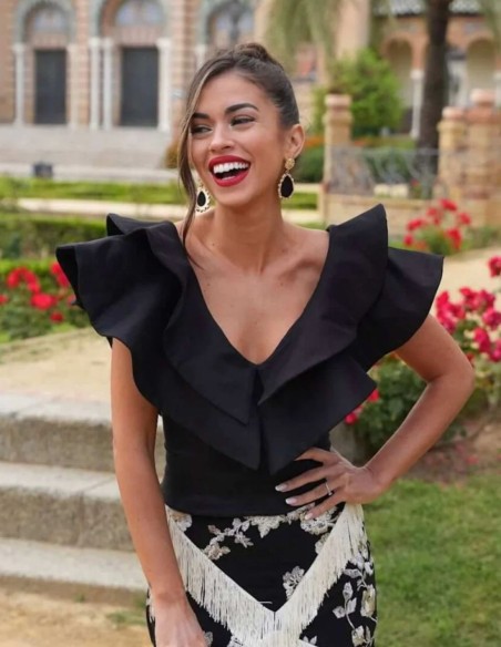 Top noir à double volant décolleté en V pour l'invitée