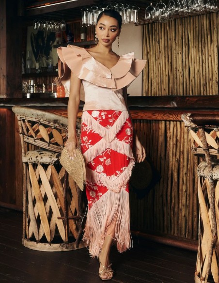 Top beige para invitada estructurado con escote en pico