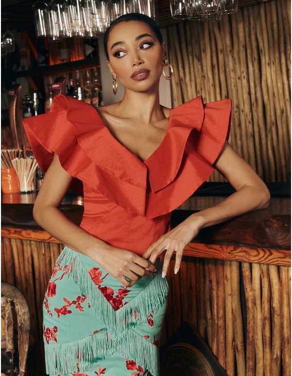 Top rojo de tafetán con volantes en el escote para invitada