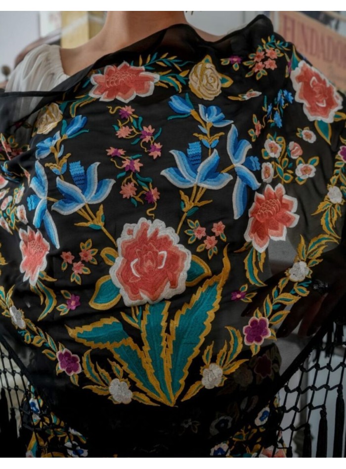 Mantoncillo negro con flores bordadas