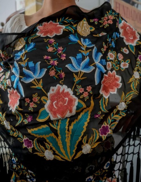 Mantoncillo negro con flores bordadas de colores