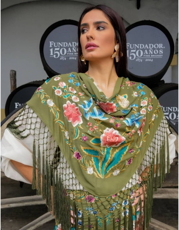 Mantoncillo verde oliva con flores bordadas en colores 2