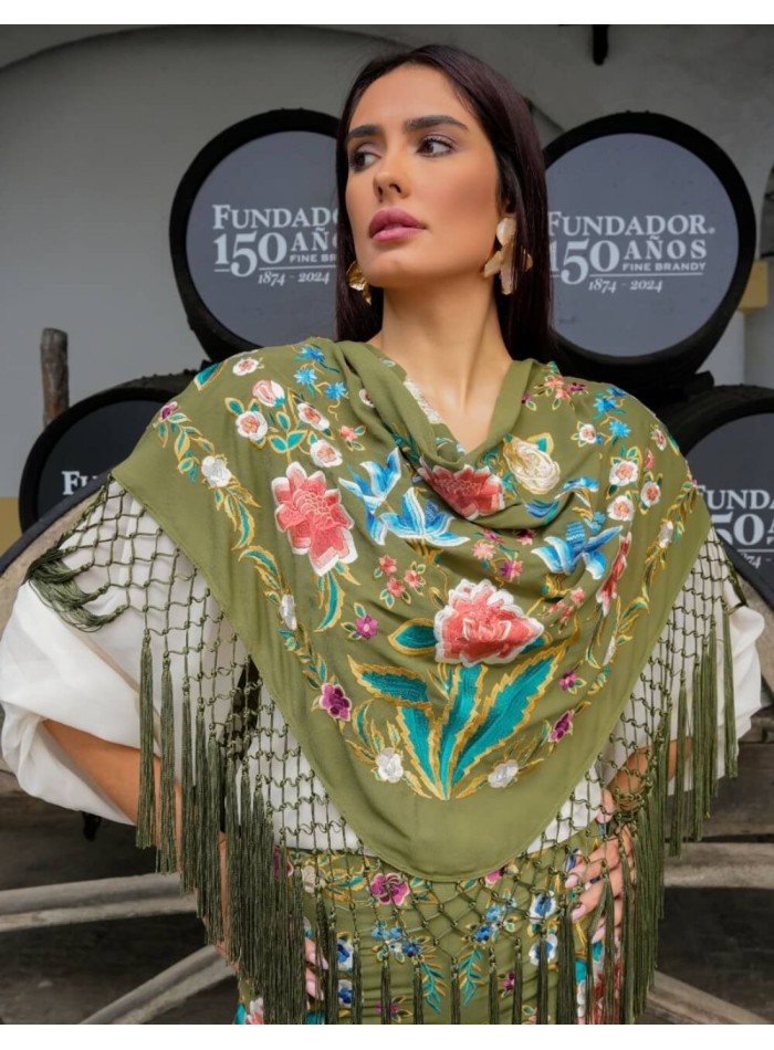 Mantoncillo verde oliva con flores bordadas en...