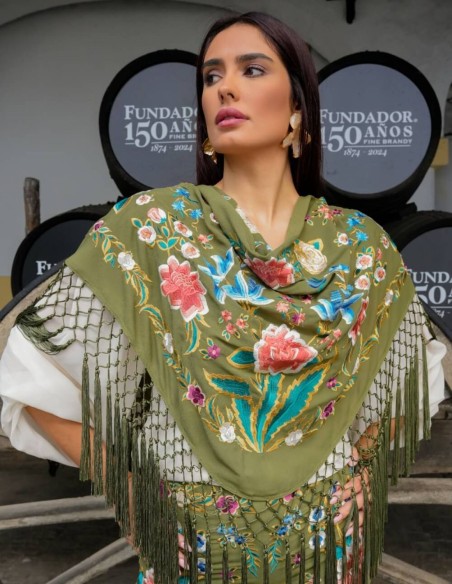 Mantoncillo verde oliva con flores bordadas en colores