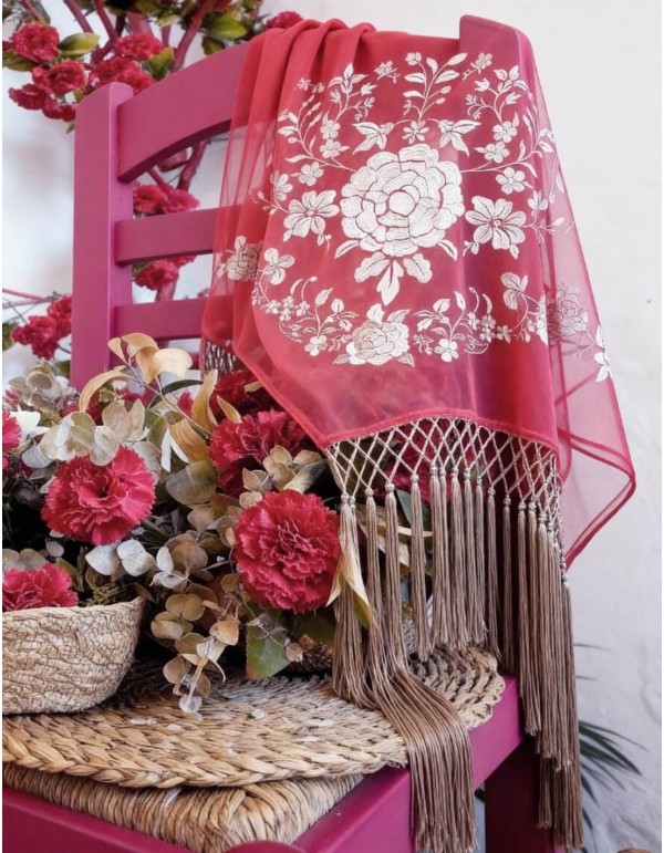 Mantoncillo con flores bordadas