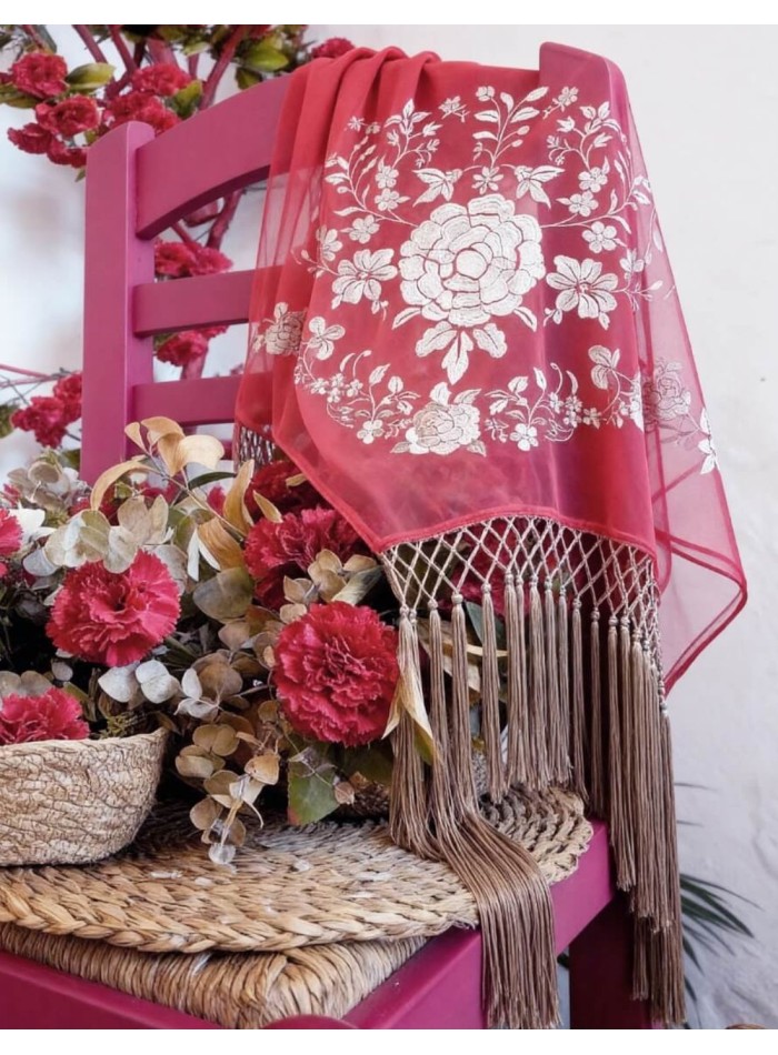 Mantoncillo con flores bordadas