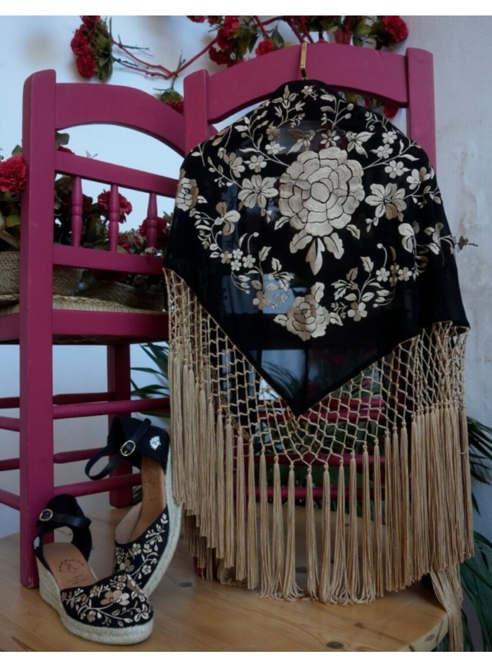 Mantoncillo negro con flores bordadas y flecos...