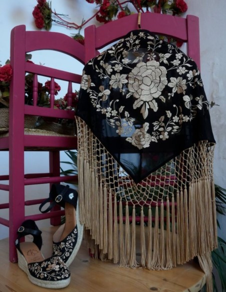 Mantoncillo negro con flores bordadas y flecos dorados