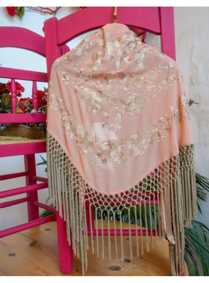 Mantoncillo salmón con flores bordas y flecos...