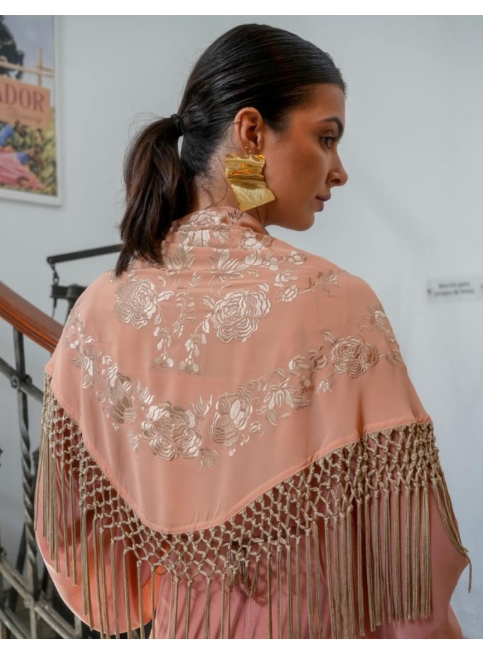 Mantoncillo salmón con flores bordas y flecos...