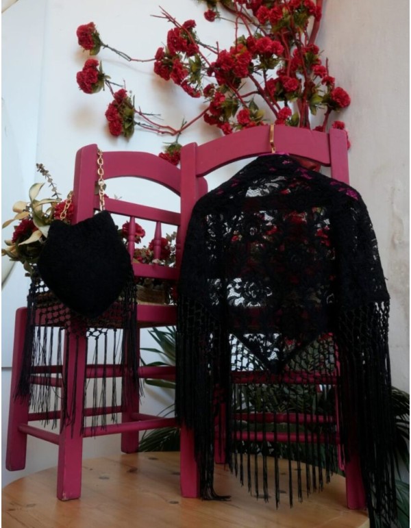 Mantoncillo negro con diseño de flores de encaje 2