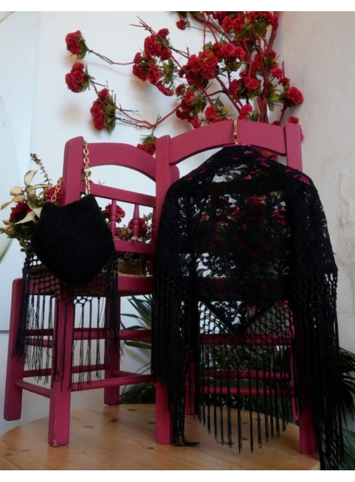 Mantoncillo negro con diseño de flores de encaje
