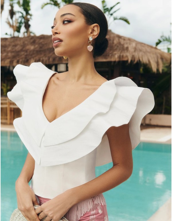 Top blanco de tafetán con doble volante en el escote