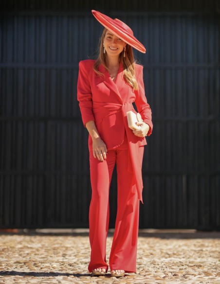 Conjunto de dos piezas en color rojo intenso confeccionado en crepé