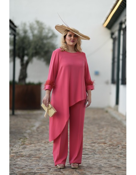 Guest ensemble with long pants in coral color