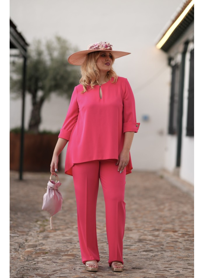 Guest ensemble with long pants in coral color