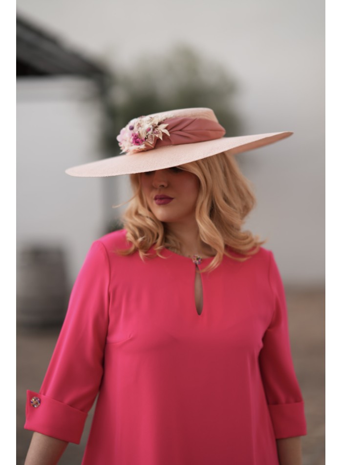 Guest ensemble with long pants in coral color