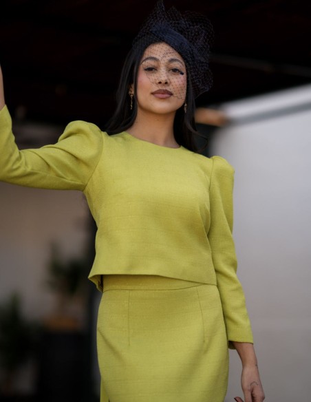 Ensemble deux pièces vert citron avec blouse à manches bouffantes et laçage dans le dos