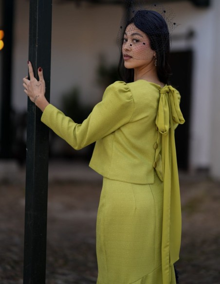 Ensemble deux pièces vert citron avec blouse à manches bouffantes et laçage dans le dos