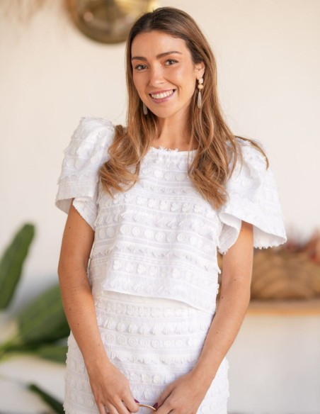 Ensemble deux pièces blanc en brocart avec blouse à manches bouffantes et jupe crayon