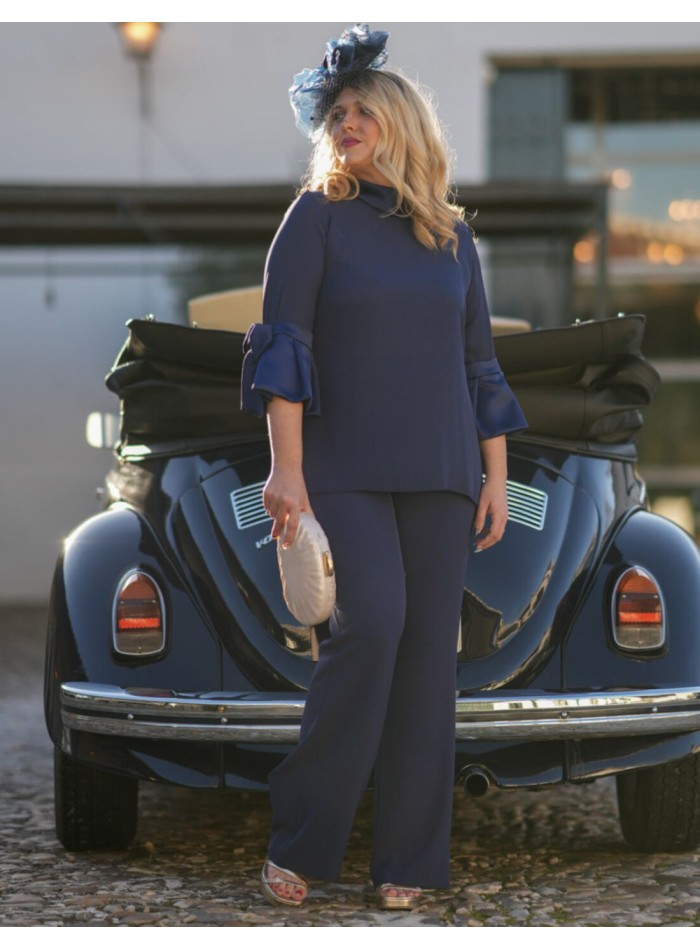 Pantalón recto y blusa con lazada