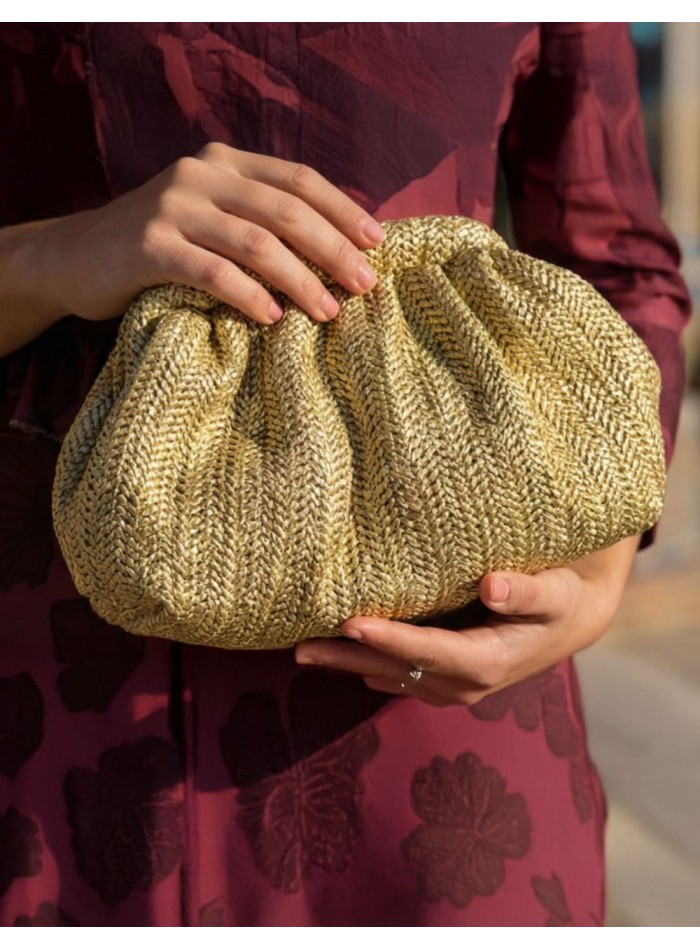 Bolso de rafia dorado con cadena larga
