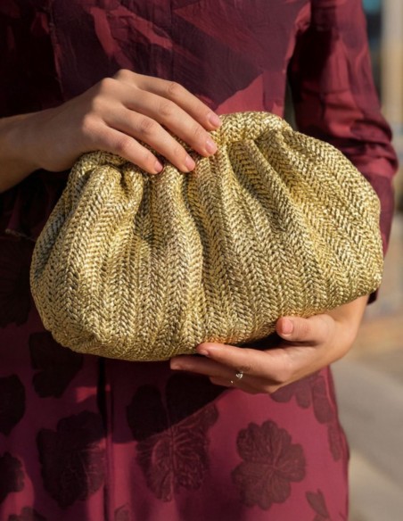 Bolso de rafia dorado con cadena larga