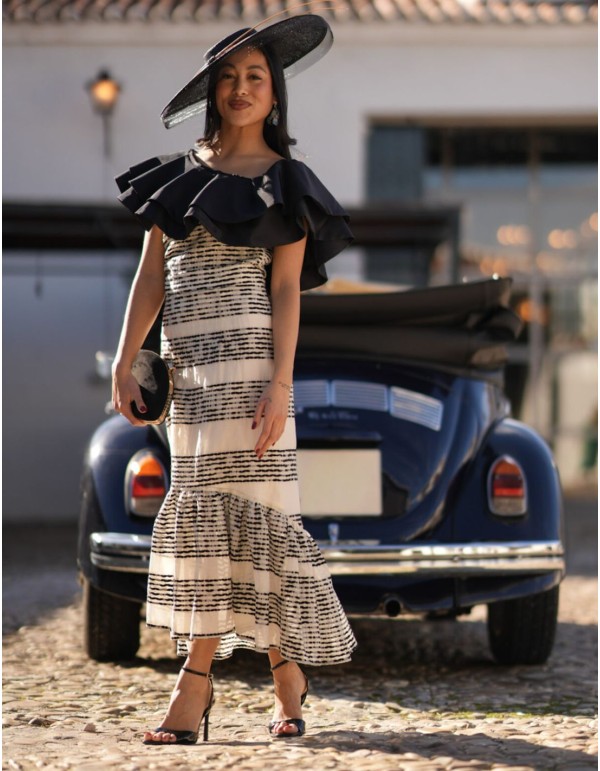 Conjunto para invitada con escote asimétrico y falda midi 2