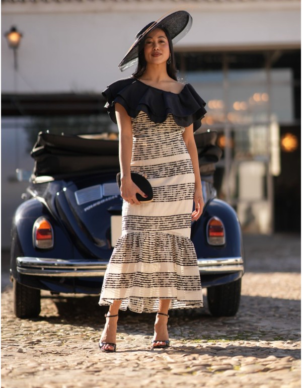 Tenue d'invité avec encolure asymétrique et jupe midi