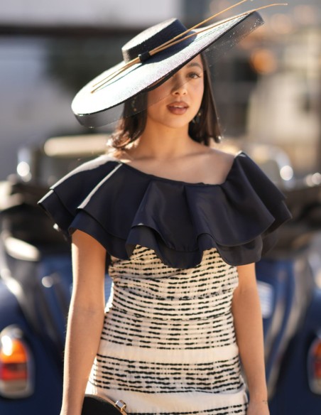 Conjunto para invitada con escote asimétrico y falda midi elegante